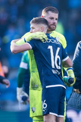 2. Fussball Bundesliga, VfL Bochum - SV Darmstadt 98; 18.01.2026 Callum Marshall (VfL Bochum, 16) und Timo Horn (VfL Bochum, 1) umarmen sich nach Abpfiff 2. Fussball Bundesliga, VfL Bochum - SV Darmstadt 98, VONONVIA Ruhrstadion am 18.01.2026 DFL REGULATIONS PROHIBIT ANY USE OF PHOTOGRAPHS AS IMAGE SEQUENCES AND OR QUASI-VIDEO.