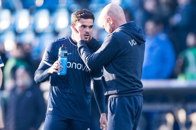 2. Fussball Bundesliga, VfL Bochum - SV Darmstadt 98; 18.01.2026 Uwe Rösler (Trainer VfL Bochum) spricht mit Kjell Wätjen (VfL Bochum, 8) 2. Fussball Bundesliga, VfL Bochum - SV Darmstadt 98, VONONVIA Ruhrstadion am 18.01.2026 DFL REGULATIONS PROHIBIT ANY USE OF PHOTOGRAPHS AS IMAGE SEQUENCES AND OR QUASI-VIDEO.