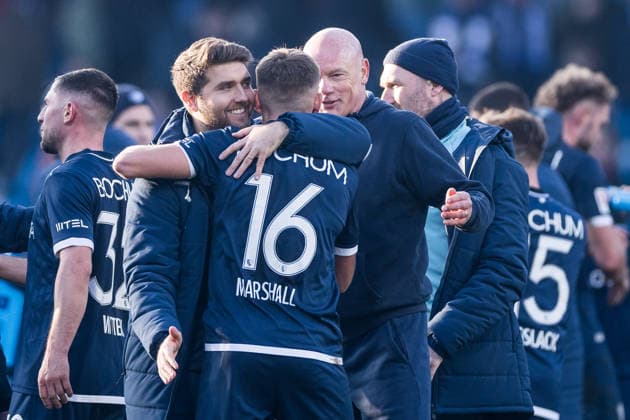2. Fussball Bundesliga, VfL Bochum - SV Darmstadt 98; 18.01.2026 Uwe Rösler (Trainer VfL Bochum) umarmt Callum Marshall (VfL Bochum, 16) nach Abpfiff 2. Fussball Bundesliga, VfL Bochum - SV Darmstadt 98, VONONVIA Ruhrstadion am 18.01.2026 DFL REGULATIONS PROHIBIT ANY USE OF PHOTOGRAPHS AS IMAGE SEQUENCES AND OR QUASI-VIDEO.