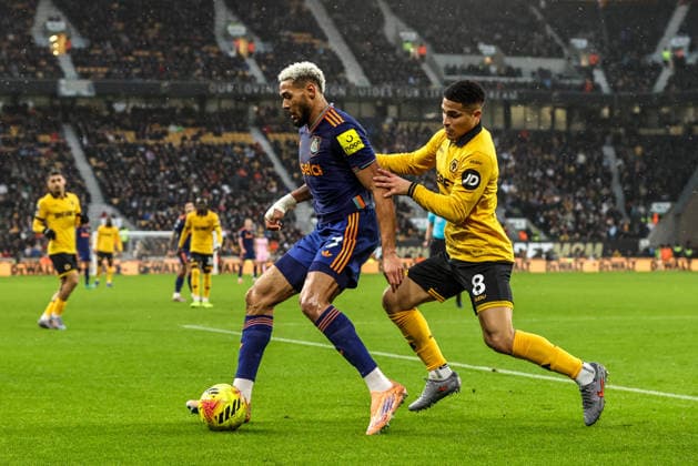 Premier League Wolverhampton Wanderers v Newcastle United Joelinton of Newcastle United and Joao Gomes of Wolverhampton Wanderers battle for the ball during the Premier League match Wolverhampton Wanderers vs Newcastle United at Molineux, Wolverhampton, United Kingdom, 18th January 2026 (Photo by Alfie Cosgrove News Images) Wolverhampton Molineux West Midlands United Kingdom Copyright: xAlfiexCosgrove NewsxImagesx