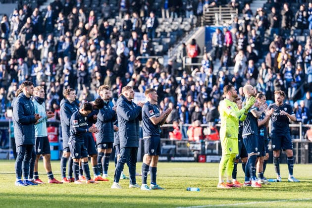 2. Fussball Bundesliga, VfL Bochum - SV Darmstadt 98; 18.01.2026 Die Spieler des VfL Bochum bedanken sich bei den Fans 2. Fussball Bundesliga, VfL Bochum - SV Darmstadt 98, VONONVIA Ruhrstadion am 18.01.2026 DFL REGULATIONS PROHIBIT ANY USE OF PHOTOGRAPHS AS IMAGE SEQUENCES AND OR QUASI-VIDEO.
