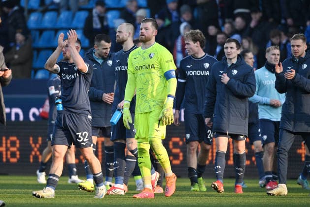 Bochums Spieler nach dem Spiel, mitte Torwart Timo Horn (VfL Bochum) 18.01.2026, Fussball 2. Bundesliga, Saison 2025 2026, 18. Spieltag, VfL Bochum - SV Darmstadt 98 DFL regulations prohibit any use of photographs as image sequences and or quasi-video Bochum Vonovia Ruhrstadion Nordrhein Westfalen Deutschland