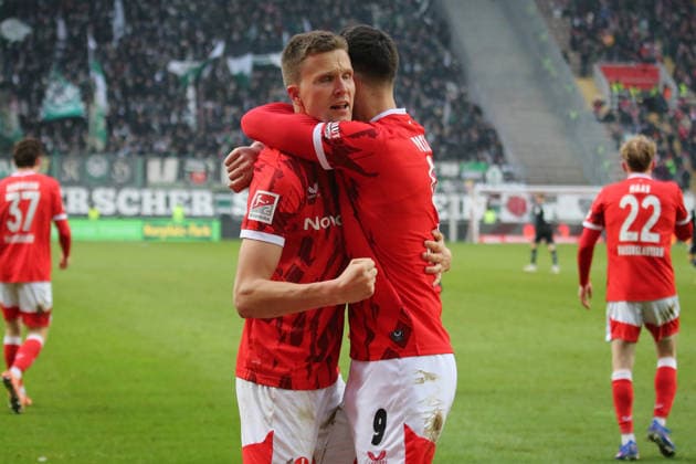2. Bundesliga: 1. FC Kaiserslautern - Hannover 96 am 18.01.2026 im Fritz-Walter-Stadion in Kaiserslautern Jubel, Freude über den Sieg Fabian Kunze (1. FC Kaiserslautern) Ivan Prtajin (1. FC Kaiserslautern)