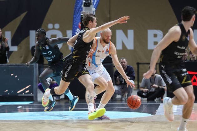 18.01.2026, xgox, Basketball, easyCredit BBL, Basketball Loewen Braunschweig - Science City Jena emspor, v.l. Benjamin Schroeder (Schröder, Braunschweig, 2) Robin Christen (Jena, 8) Braunschweig