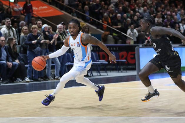 18.01.2026, xgox, Basketball, easyCredit BBL, Basketball Loewen Braunschweig - Science City Jena emspor, v.l. Uchenna Iroegbu (Jena, 1) Braunschweig