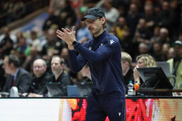 18.01.2026, xgox, Basketball, easyCredit BBL, Basketball Loewen Braunschweig - Science City Jena emspor, v.l. Björn Harmsen (Jena, Trainer) gibt Anweisungen, gestikuliert mit den Armen, gesticulate, gives instructions Braunschweig