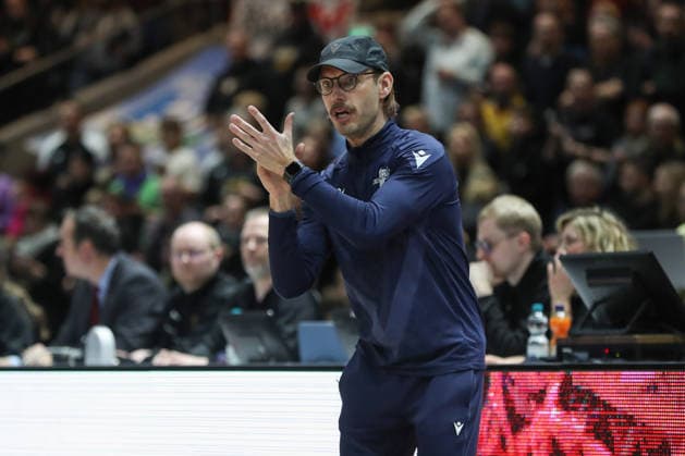 18.01.2026, xgox, Basketball, easyCredit BBL, Basketball Loewen Braunschweig - Science City Jena emspor, v.l. Björn Harmsen (Jena, Trainer) gibt Anweisungen, gestikuliert mit den Armen, gesticulate, gives instructions Braunschweig