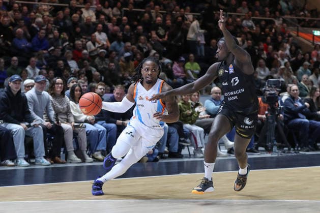 18.01.2026, xgox, Basketball, easyCredit BBL, Basketball Loewen Braunschweig - Science City Jena emspor, v.l. Uchenna Iroegbu (Jena, 1), Barra Njie (Braunschweig, 13) Braunschweig