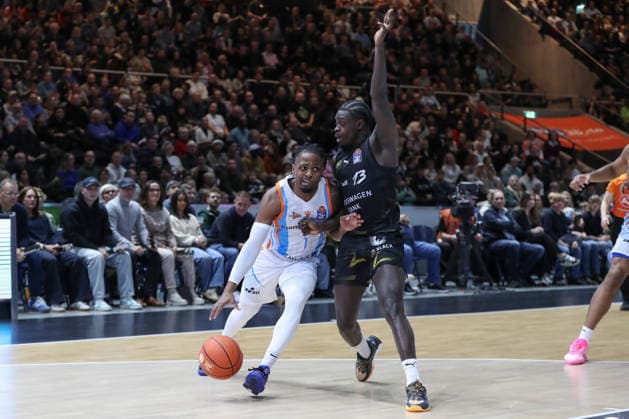 18.01.2026, xgox, Basketball, easyCredit BBL, Basketball Loewen Braunschweig - Science City Jena emspor, v.l. Uchenna Iroegbu (Jena, 1), Barra Njie (Braunschweig, 13) Braunschweig