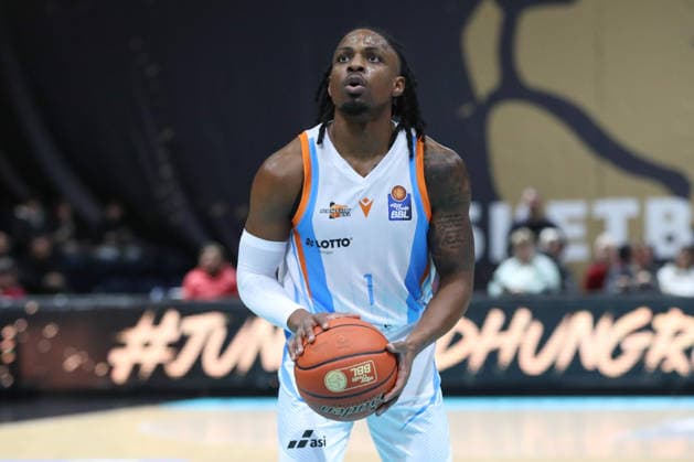 18.01.2026, xgox, Basketball, easyCredit BBL, Basketball Loewen Braunschweig - Science City Jena emspor, v.l. Uchenna Iroegbu (Jena, 1) Braunschweig