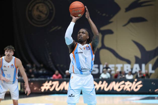 18.01.2026, xgox, Basketball, easyCredit BBL, Basketball Loewen Braunschweig - Science City Jena emspor, v.l. Uchenna Iroegbu (Jena, 1) Braunschweig