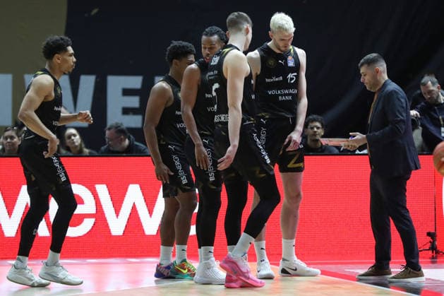 18.01.2026, xgox, Basketball, easyCredit BBL, Basketball Loewen Braunschweig - Science City Jena emspor, v.l. Konstantin Papazoglou (Braunschweig, Trainer) gibt Anweisungen, gestikuliert mit den Armen, gesticulate, gives instructions Braunschweig