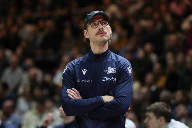 18.01.2026, xgox, Basketball, easyCredit BBL, Basketball Loewen Braunschweig - Science City Jena emspor, v.l. Björn Harmsen (Jena, Trainer) Braunschweig