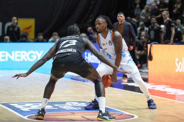 18.01.2026, xgox, Basketball, easyCredit BBL, Basketball Loewen Braunschweig - Science City Jena emspor, v.l. Uchenna Iroegbu (Jena, 1) Braunschweig