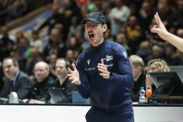 18.01.2026, xgox, Basketball, easyCredit BBL, Basketball Loewen Braunschweig - Science City Jena emspor, v.l. Björn Harmsen (Jena, Trainer) gibt Anweisungen, gestikuliert mit den Armen, gesticulate, gives instructions Braunschweig
