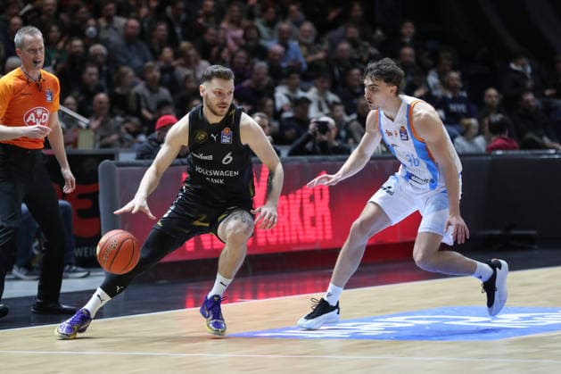 18.01.2026, xgox, Basketball, easyCredit BBL, Basketball Loewen Braunschweig - Science City Jena emspor, v.l. Ferdinand Zylka (Braunschweig, 6), Kristoffer Krause (Jena, 36) Braunschweig