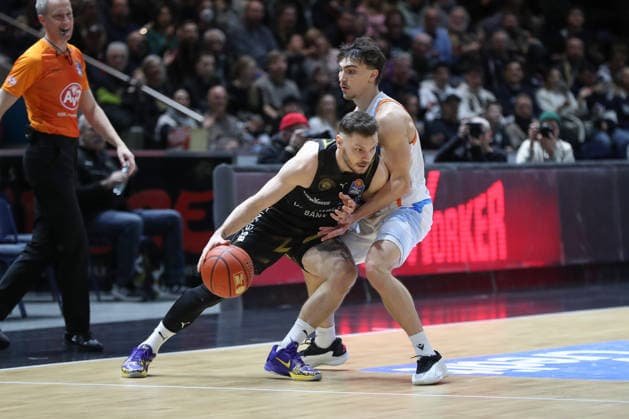 18.01.2026, xgox, Basketball, easyCredit BBL, Basketball Loewen Braunschweig - Science City Jena emspor, v.l. Ferdinand Zylka (Braunschweig, 6), Kristoffer Krause (Jena, 36) Braunschweig