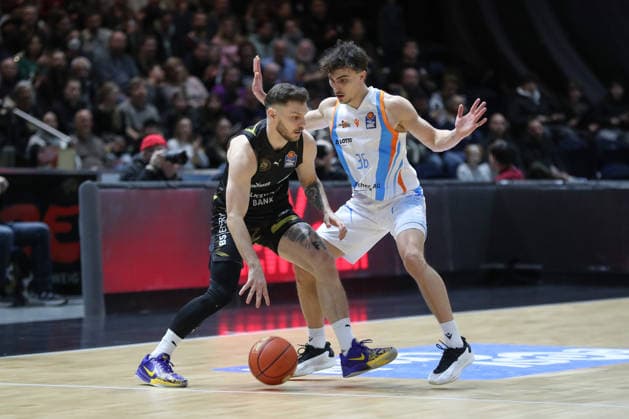 18.01.2026, xgox, Basketball, easyCredit BBL, Basketball Loewen Braunschweig - Science City Jena emspor, v.l. Ferdinand Zylka (Braunschweig, 6), Kristoffer Krause (Jena, 36) Braunschweig