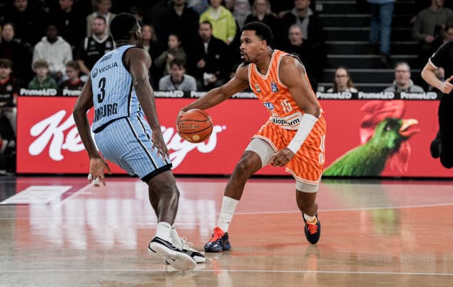 Deutschland: easyCredit BBL, Hauptrunde 2025 26, 16. Spieltag Veolia Towers Hamburg vs ratiopharm ulm Inselpark Arena (Hamburg): Osaro Jürgen Rich (Veolia Towers Hamburg, 3), Justin Simon (ratiopharm ulm, 15) Copyright: xStefanxTrochax