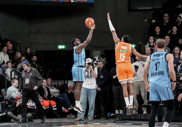 Deutschland: easyCredit BBL, Hauptrunde 2025 26, 16. Spieltag Veolia Towers Hamburg vs ratiopharm ulm Inselpark Arena (Hamburg): Justin Simon (ratiopharm ulm, 15), Jan Niklas Wimberg (Veolia Towers Hamburg, 17), Osaro Jürgen Rich (Veolia Towers Hamburg, 3) Copyright: xStefanxTrochax