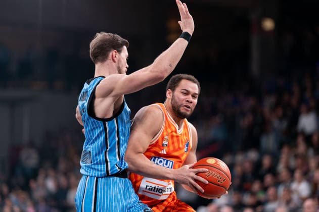 Christopher Ledlum (Ratiopharm Ulm, 04) im Zweikampf mit Niklas Wimberg (Veolia Towers Hamburg, 17), GER, Veolia Towers Hamburg vs Ratiopharm Ulm, Basketball, Bundesliga, Spieltag 16, Saison 2025 2026, 18.01.2026 GER, Veolia Towers Hamburg vs Ratiopharm Ulm, Basketball, Bundesliga, Spieltag 16, Saison 2025 2026, 18.01.2026 Hamburg Copyright: xEibner-Pressefoto MaxxVincenx EP_MVN