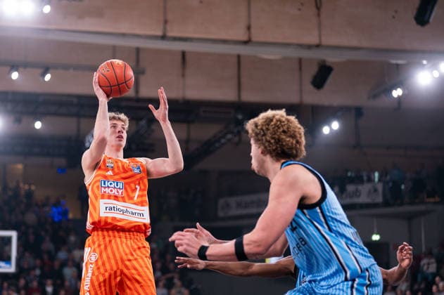 Tobias Jensen (Ratiopharm Ulm, 07) beim Wurf, Zacharie Perrin (Veolia Towers Hamburg, 52), GER, Veolia Towers Hamburg vs Ratiopharm Ulm, Basketball, Bundesliga, Spieltag 16, Saison 2025 2026, 18.01.2026 GER, Veolia Towers Hamburg vs Ratiopharm Ulm, Basketball, Bundesliga, Spieltag 16, Saison 2025 2026, 18.01.2026 Hamburg Copyright: xEibner-Pressefoto MaxxVincenx EP_MVN