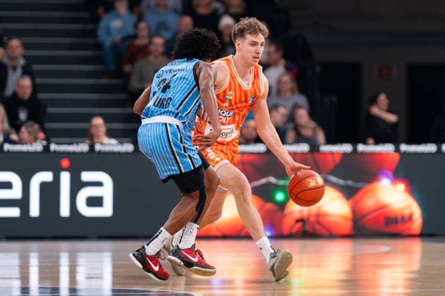 Tobias Jensen (Ratiopharm Ulm, 07) im Dribbling gegen Ross Williams (Veolia Towers Hamburg, 34), GER, Veolia Towers Hamburg vs Ratiopharm Ulm, Basketball, Bundesliga, Spieltag 16, Saison 2025 2026, 18.01.2026 GER, Veolia Towers Hamburg vs Ratiopharm Ulm, Basketball, Bundesliga, Spieltag 16, Saison 2025 2026, 18.01.2026 Hamburg Copyright: xEibner-Pressefoto MaxxVincenx EP_MVN