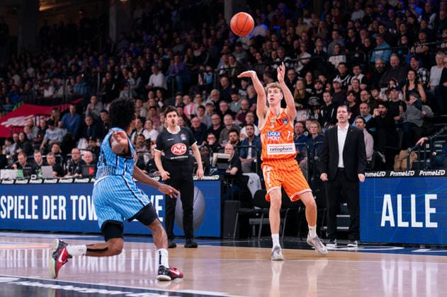 Tobias Jensen (Ratiopharm Ulm, 07) beim Pass, Ross Williams (Veolia Towers Hamburg, 34), GER, Veolia Towers Hamburg vs Ratiopharm Ulm, Basketball, Bundesliga, Spieltag 16, Saison 2025 2026, 18.01.2026 GER, Veolia Towers Hamburg vs Ratiopharm Ulm, Basketball, Bundesliga, Spieltag 16, Saison 2025 2026, 18.01.2026 Hamburg Copyright: xEibner-Pressefoto MaxxVincenx EP_MVN