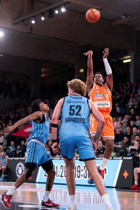 Justin Simon (Ratiopharm Ulm, 15) beim Wurf, Ross Williams (Veolia Towers Hamburg, 34), Zacharie Perrin (Veolia Towers Hamburg, 52), GER, Veolia Towers Hamburg vs Ratiopharm Ulm, Basketball, Bundesliga, Spieltag 16, Saison 2025 2026, 18.01.2026 GER, Veolia Towers Hamburg vs Ratiopharm Ulm, Basketball, Bundesliga, Spieltag 16, Saison 2025 2026, 18.01.2026 Hamburg Copyright: xEibner-Pressefoto MaxxVincenx EP_MVN