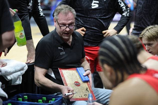 18.01.2026 - Basketball - Saison 2025 2026 - 2. Bundesliga Pro-A - 18. Spieltag: Nürnberg Falcons Basketball Club NBC - Bayer Giants Leverkusen - Sportfoto Zink DaMa - xdaxmax - Ralph Junge ( Trainer Headcoach Nürnberg Falcons BC NBC ) gibt Anweisungen an Mannschaft Team
