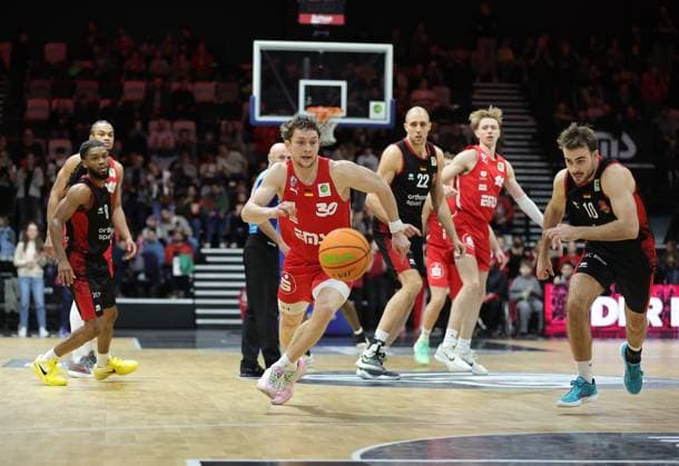 18.01.2026 - Basketball - Saison 2025 2026 - 2. Bundesliga Pro-A - 18. Spieltag: Nürnberg Falcons Basketball Club NBC - Bayer Giants Leverkusen - Sportfoto Zink DaMa - xdaxmax - Vincent John Friederici (30, Nürnberg Falcons BC NBC ) im Angriff gg Sebastian Brach (10, Bayer Giants Leverkusen )