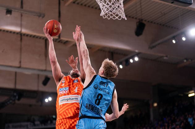 Christopher Ledlum (Ratiopharm Ulm, 04) beim Korbleger, Jared Grey (Veolia Towers Hamburg, 08), GER, Veolia Towers Hamburg vs Ratiopharm Ulm, Basketball, Bundesliga, Spieltag 16, Saison 2025 2026, 18.01.2026 GER, Veolia Towers Hamburg vs Ratiopharm Ulm, Basketball, Bundesliga, Spieltag 16, Saison 2025 2026, 18.01.2026 Hamburg Copyright: xEibner-Pressefoto MaxxVincenx EP_MVN