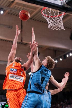 Christopher Ledlum (Ratiopharm Ulm, 04) beim Korbleger, Jared Grey (Veolia Towers Hamburg, 08), GER, Veolia Towers Hamburg vs Ratiopharm Ulm, Basketball, Bundesliga, Spieltag 16, Saison 2025 2026, 18.01.2026 GER, Veolia Towers Hamburg vs Ratiopharm Ulm, Basketball, Bundesliga, Spieltag 16, Saison 2025 2026, 18.01.2026 Hamburg Copyright: xEibner-Pressefoto MaxxVincenx EP_MVN