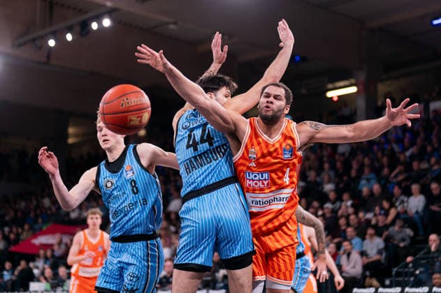 Christopher Ledlum (Ratiopharm Ulm, 04) im Zweikampf, Kampf um den Ball mit Benedikt Turudic (Veolia Towers Hamburg, 44), GER, Veolia Towers Hamburg vs Ratiopharm Ulm, Basketball, Bundesliga, Spieltag 16, Saison 2025 2026, 18.01.2026 GER, Veolia Towers Hamburg vs Ratiopharm Ulm, Basketball, Bundesliga, Spieltag 16, Saison 2025 2026, 18.01.2026 Hamburg Copyright: xEibner-Pressefoto MaxxVincenx EP_MVN