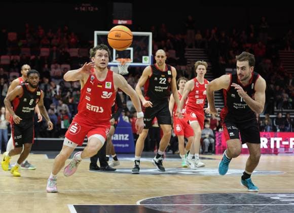 18.01.2026 - Basketball - Saison 2025 2026 - 2. Bundesliga Pro-A - 18. Spieltag: Nürnberg Falcons Basketball Club NBC - Bayer Giants Leverkusen - Sportfoto Zink DaMa - xdaxmax - Vincent John Friederici (30, Nürnberg Falcons BC NBC ) im Angriff gg Sebastian Brach (10, Bayer Giants Leverkusen )