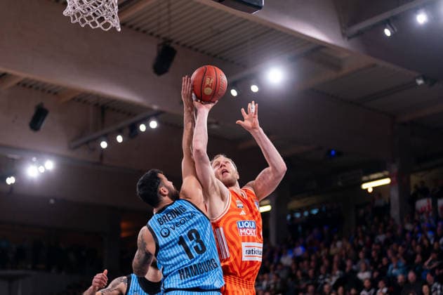 Christian Sengfelder (Ratiopharm Ulm, 43) beim Korbleger, Martin Breunig (Veolia Towers Hamburg, 13), GER, Veolia Towers Hamburg vs Ratiopharm Ulm, Basketball, Bundesliga, Spieltag 16, Saison 2025 2026, 18.01.2026 GER, Veolia Towers Hamburg vs Ratiopharm Ulm, Basketball, Bundesliga, Spieltag 16, Saison 2025 2026, 18.01.2026 Hamburg Copyright: xEibner-Pressefoto MaxxVincenx EP_MVN