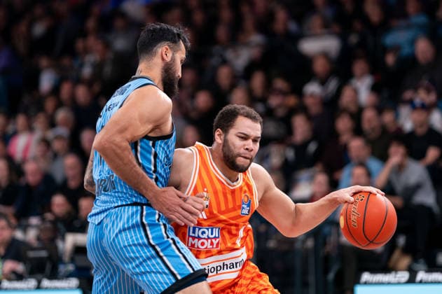 Christopher Ledlum (Ratiopharm Ulm, 04) im Zweikampf mit Martin Breunig (Veolia Towers Hamburg, 13), GER, Veolia Towers Hamburg vs Ratiopharm Ulm, Basketball, Bundesliga, Spieltag 16, Saison 2025 2026, 18.01.2026 GER, Veolia Towers Hamburg vs Ratiopharm Ulm, Basketball, Bundesliga, Spieltag 16, Saison 2025 2026, 18.01.2026 Hamburg Copyright: xEibner-Pressefoto MaxxVincenx EP_MVN