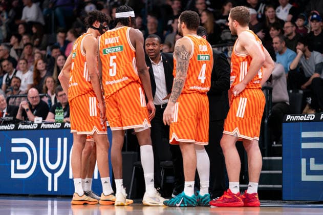 Tyron Mccoy (Ratiopharm Ulm, Assistenztrainer) gibt Spieler Anweisungen, Alec Anigbata (Ratiopharm Ulm, 21), Mohamed Diakite (Ratiopharm Ulm, 05), Christopher Ledlum (Ratiopharm Ulm, 04), Christian Sengfelder (Ratiopharm Ulm, 43), beim Huddle, GER, Veolia Towers Hamburg vs Ratiopharm Ulm, Basketball, Bundesliga, Spieltag 16, Saison 2025 2026, 18.01.2026 GER, Veolia Towers Hamburg vs Ratiopharm Ulm, Basketball, Bundesliga, Spieltag 16, Saison 2025 2026, 18.01.2026 Hamburg Copyright: xEibner-Pressefoto MaxxVincenx EP_MVN