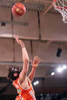 Alec Anigbata (Ratiopharm Ulm, 21) beim Korbleger, GER, Veolia Towers Hamburg vs Ratiopharm Ulm, Basketball, Bundesliga, Spieltag 16, Saison 2025 2026, 18.01.2026 GER, Veolia Towers Hamburg vs Ratiopharm Ulm, Basketball, Bundesliga, Spieltag 16, Saison 2025 2026, 18.01.2026 Hamburg Copyright: xEibner-Pressefoto MaxxVincenx EP_MVN