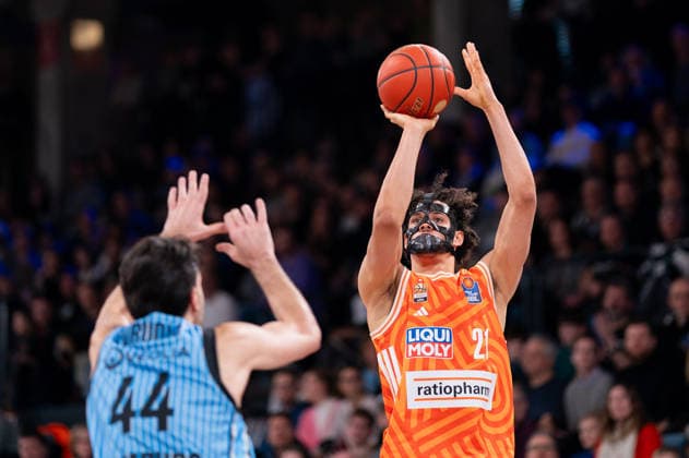 Alec Anigbata (Ratiopharm Ulm, 21) beim Wurf, Benedikt Turudic (Veolia Towers Hamburg, 44), GER, Veolia Towers Hamburg vs Ratiopharm Ulm, Basketball, Bundesliga, Spieltag 16, Saison 2025 2026, 18.01.2026 GER, Veolia Towers Hamburg vs Ratiopharm Ulm, Basketball, Bundesliga, Spieltag 16, Saison 2025 2026, 18.01.2026 Hamburg Copyright: xEibner-Pressefoto MaxxVincenx EP_MVN