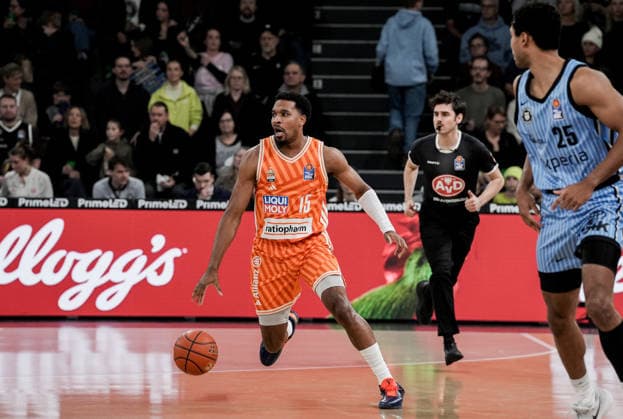 Deutschland: easyCredit BBL, Hauptrunde 2025 26, 16. Spieltag Veolia Towers Hamburg vs ratiopharm ulm Inselpark Arena (Hamburg): Justin Simon (ratiopharm ulm, 15), Kenneth Ogbe (Veolia Towers Hamburg, 25) Copyright: xStefanxTrochax