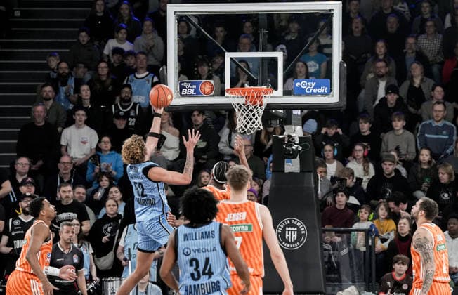Deutschland: easyCredit BBL, Hauptrunde 2025 26, 16. Spieltag Veolia Towers Hamburg vs ratiopharm ulm Inselpark Arena (Hamburg): Zacharie Perrin (Veolia Towers Hamburg, 52), Ross Williams (Veolia Towers Hamburg, 34), Tobias Jensen (ratiopharm ulm, 7), Christopher Ledlum (ratiopharm ulm, 4) Copyright: xStefanxTrochax