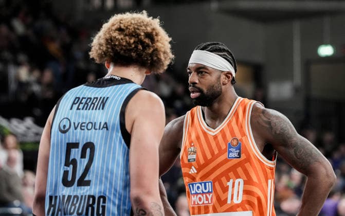 Deutschland: easyCredit BBL, Hauptrunde 2025 26, 16. Spieltag Veolia Towers Hamburg vs ratiopharm ulm Inselpark Arena (Hamburg): Zacharie Perrin (Veolia Towers Hamburg, 52), Malik Osborne (ratiopharm ulm, 10) Copyright: xStefanxTrochax