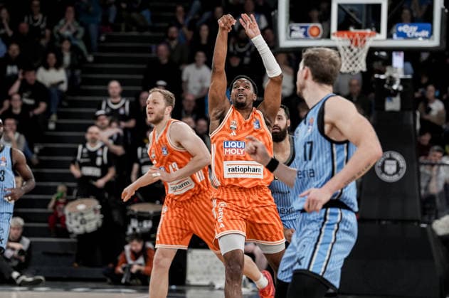Deutschland: easyCredit BBL, Hauptrunde 2025 26, 16. Spieltag Veolia Towers Hamburg vs ratiopharm ulm Inselpark Arena (Hamburg): Justin Simon (ratiopharm ulm, 15), Jan Niklas Wimberg (Veolia Towers Hamburg, 17), Christian Sengfelder (ratiopharm ulm, 43), Martin Breunig (Veolia Towers Hamburg, 13) Copyright: xStefanxTrochax