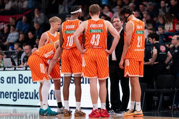 Ty Harrelson (Ratiopharm Ulm, Trainer) gibt Spieler Anweisungen, Malik Osborne (Ratiopharm Ulm, 10), Christian Sengfelder (Ratiopharm Ulm, 43), Devon Daniels (Veolia Towers Hamburg, 21), beim Huddle, GER, Veolia Towers Hamburg vs Ratiopharm Ulm, Basketball, Bundesliga, Spieltag 16, Saison 2025 2026, 18.01.2026 GER, Veolia Towers Hamburg vs Ratiopharm Ulm, Basketball, Bundesliga, Spieltag 16, Saison 2025 2026, 18.01.2026 Hamburg Copyright: xEibner-Pressefoto MaxxVincenx EP_MVN