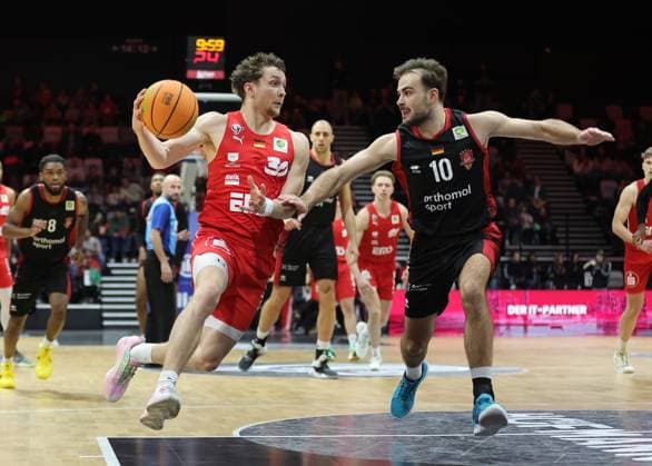 18.01.2026 - Basketball - Saison 2025 2026 - 2. Bundesliga Pro-A - 18. Spieltag: Nürnberg Falcons Basketball Club NBC - Bayer Giants Leverkusen - Sportfoto Zink DaMa - xdaxmax - Vincent John Friederici (30, Nürnberg Falcons BC NBC ) im Angriff gg Sebastian Brach (10, Bayer Giants Leverkusen )