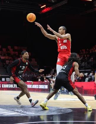 18.01.2026 - Basketball - Saison 2025 2026 - 2. Bundesliga Pro-A - 18. Spieltag: Nürnberg Falcons Basketball Club NBC - Bayer Giants Leverkusen - Sportfoto Zink DaMa - xdaxmax - Evan Derek Taylor (10, Nürnberg Falcons BC NBC ) spielt Ball