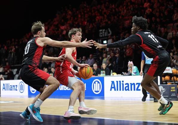 18.01.2026 - Basketball - Saison 2025 2026 - 2. Bundesliga Pro-A - 18. Spieltag: Nürnberg Falcons Basketball Club NBC - Bayer Giants Leverkusen - Sportfoto Zink DaMa - xdaxmax - Sebastian Brach (10, Bayer Giants Leverkusen ) Vincent John Friederici (30, Nürnberg Falcons BC NBC ) Ricardo Lynch (11, Bayer Giants Leverkusen )