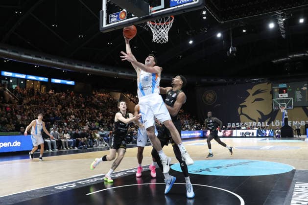 18.01.2026, xgox, Basketball, easyCredit BBL, Basketball Loewen Braunschweig - Science City Jena emspor, v.l. Joe Wieskamp (Jena, 10) wirft Korb, wirft, trifft, Korb, Treffer, scores Braunschweig