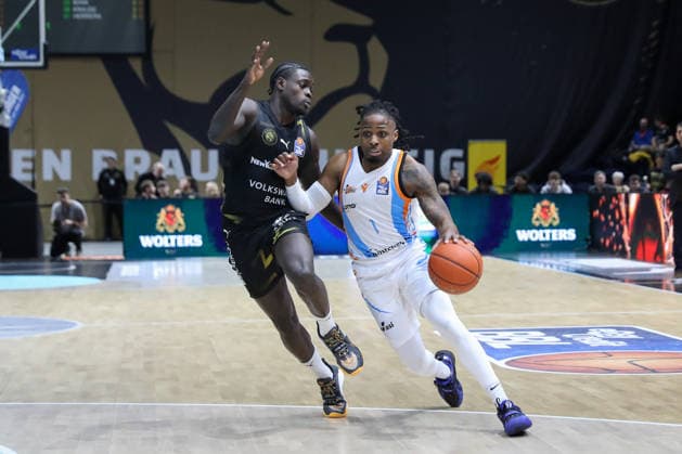 18.01.2026, xgox, Basketball, easyCredit BBL, Basketball Loewen Braunschweig - Science City Jena emspor, v.l. Barra Njie (Braunschweig, 13), Uchenna Iroegbu (Jena, 1) Zweikampf, Duell, Kampf, tackle Braunschweig